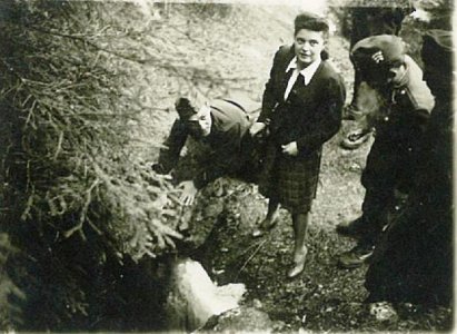 Sz. Ilyés Irén a Borszéki jégbarlangban - 1941
